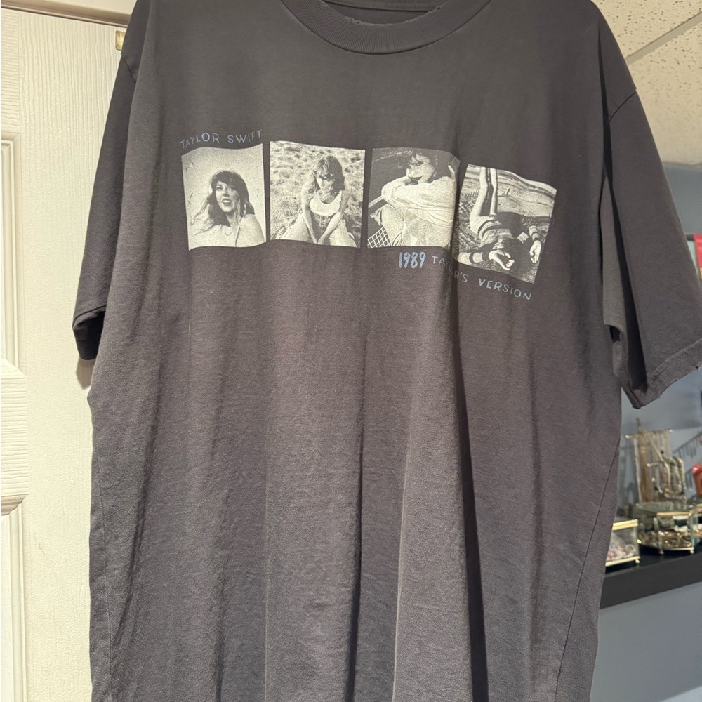 New Taylor Swift 1989 T-Shirt - Large